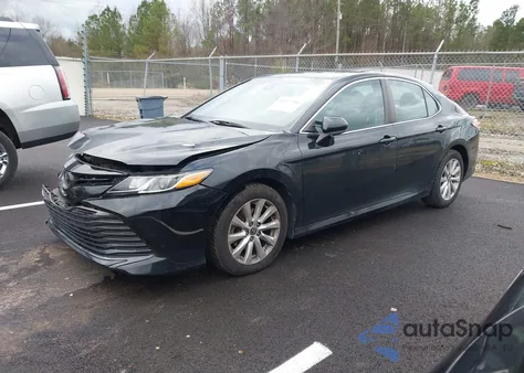 2020 Toyota Camry Le z USA, uszkodzony, nr VIN 4T1C11AK6LU359023